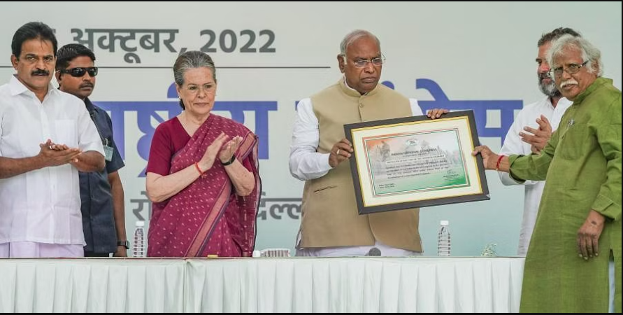 Congress President Kharge-a'n charge a la ta