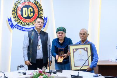 Anthony Vanmawia (L) hnenah huaisen chawimawina hlan a ni
