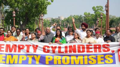 LPG khaihlak avangin eptu pawl parliament complex-ah pungkhawm