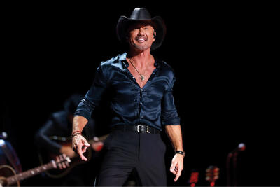 Country Music Hall of Fame-a lak luh tur zingah McGraw tel