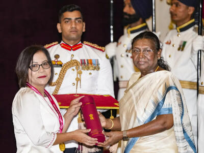 V Lalhmangaihi'n nurse chawimawina Florence Nightingale Award a dawng