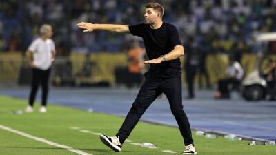 Europe kan thlithlai dawn  - Steven Gerrard